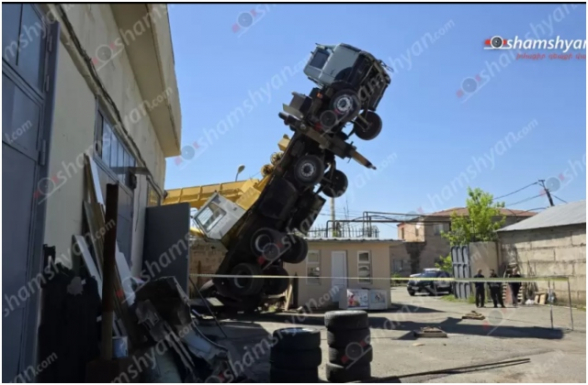 Երևանում ավտոկռունկն աշխատանքներ կատարելիս շրջվել է՝ վնասելով ծառեր, գազախողովակներ (տեսանյութ)